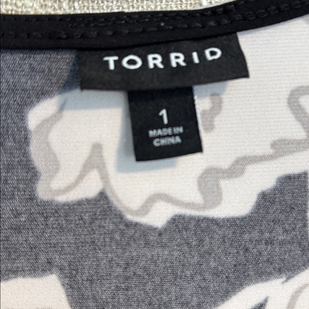 Size 1 Torrid midi wrap surplice dress in black white gray floral TTS 3/4 sleeve - Picture 6 of 8